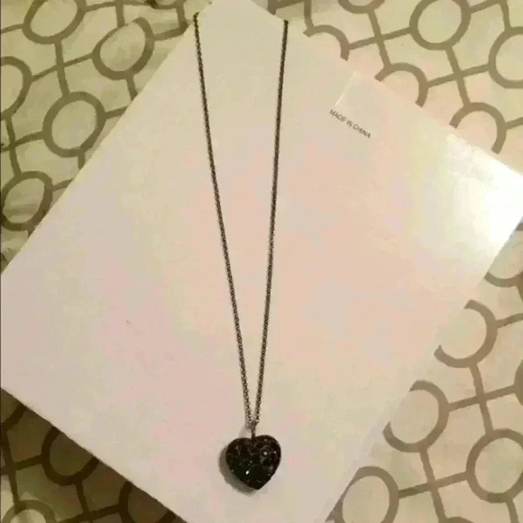 💕Heart Necklace 💕 - Picture 1 of 4
